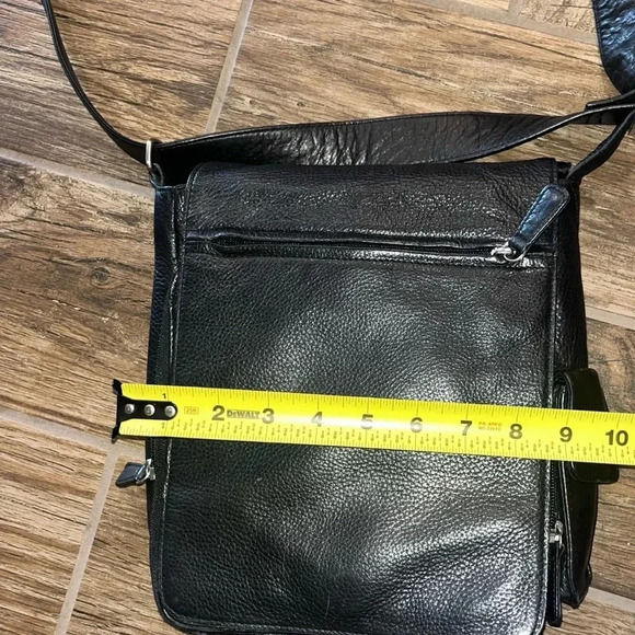 Osgoode Marley Medium Vertical Messenger Bag - Picture 5 of 7